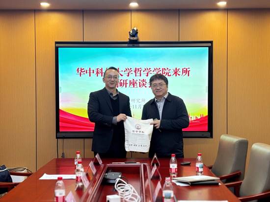 图片包含 桌子, 室内, 人, 男人AI 生成的内容可能不正确。