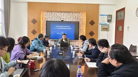 会议室里的人们描述已自动生成