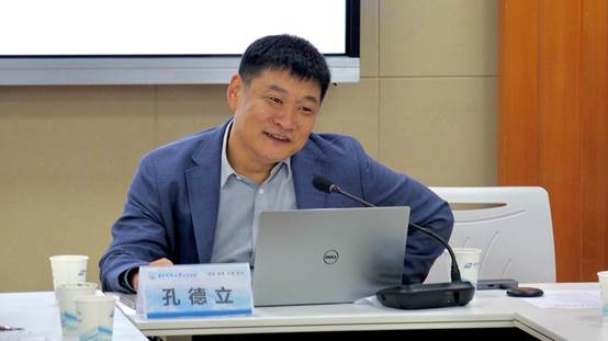 男人拿着笔记本电脑的桌子前AI 生成的内容可能不正确。