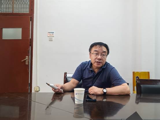 图片包含 人, 室内, 男人, 桌子AI 生成的内容可能不正确。