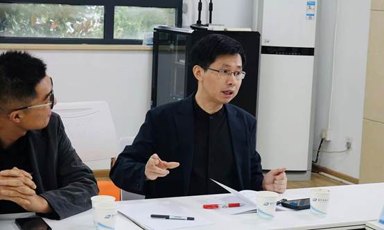 一群人看着桌子上的电脑AI 生成的内容可能不正确。