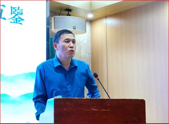 钢琴的人AI 生成的内容可能不正确。