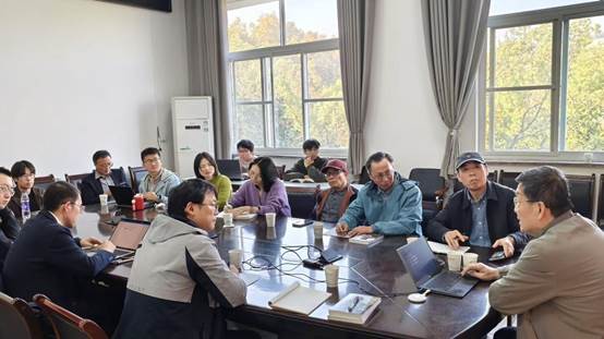 一群人围坐在桌子边描述已自动生成