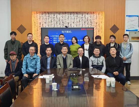 一群人站在桌子前描述已自动生成