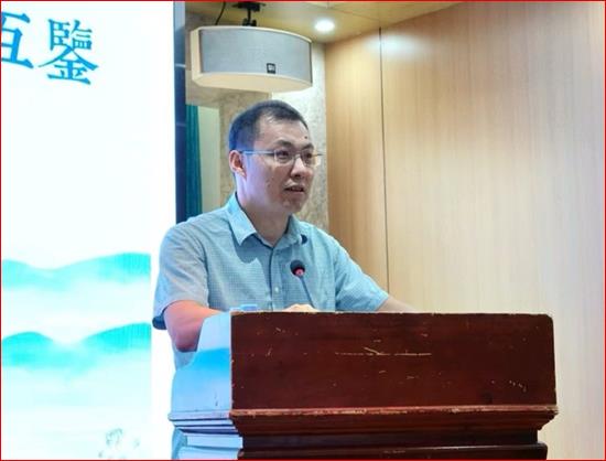 图片包含 人, 男人, 室内, 桌子AI 生成的内容可能不正确。